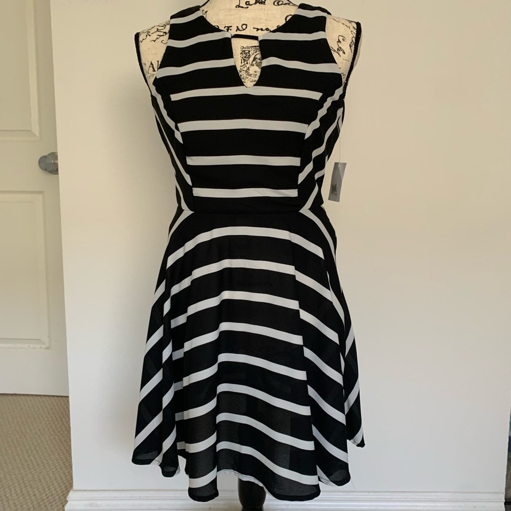 🆕 Nordstrom black stripe keyhole dress